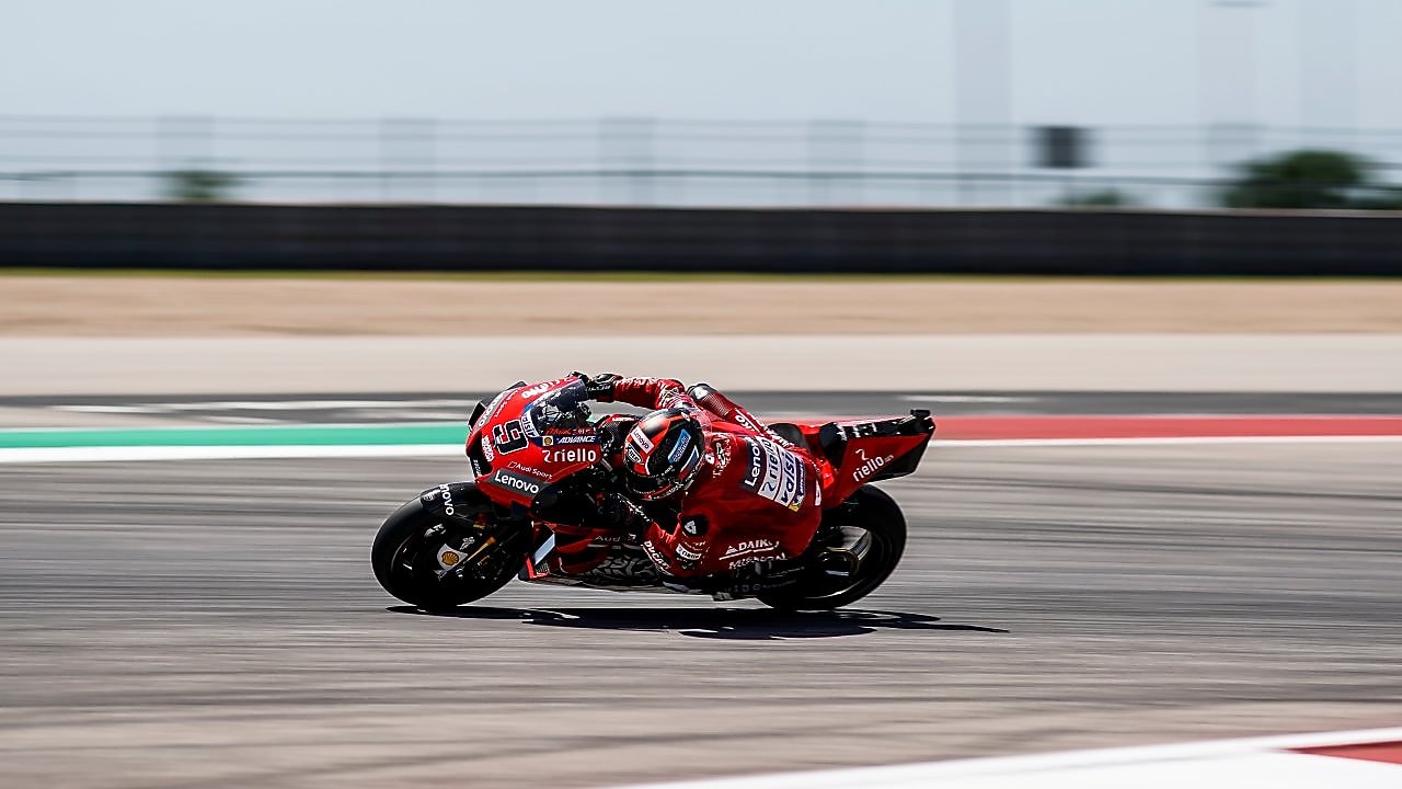Piloto de Ducati en MotoGP con uniforme rojo en la carrera.