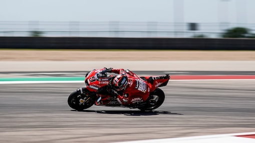 Piloto de Ducati en MotoGP con uniforme rojo en la carrera.