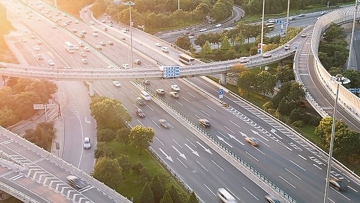 Visão aérea de avenidas com carros em movimento