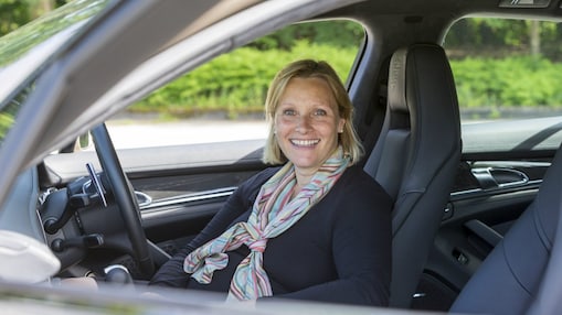 Vicki Butler-Henderson, una mujer blanca de pelo rubio y ojos azules, sentada al volante