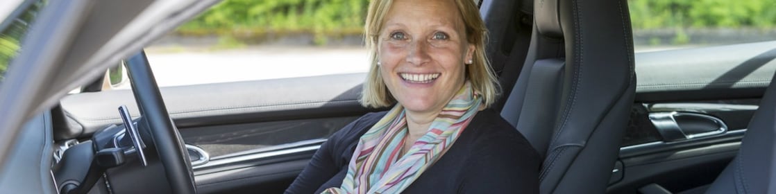 Vicki Butler-Henderson, una mujer blanca de pelo rubio y ojos azules, sentada al volante