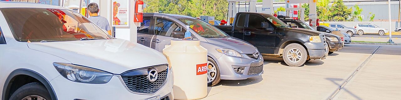 Coches estacionados en una estación de servicio de Shell