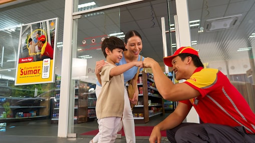 Estación de servicio Shell en Honduras con múltiples surtidores de combustible, ubicada en entorno natural con montañas al fondo.