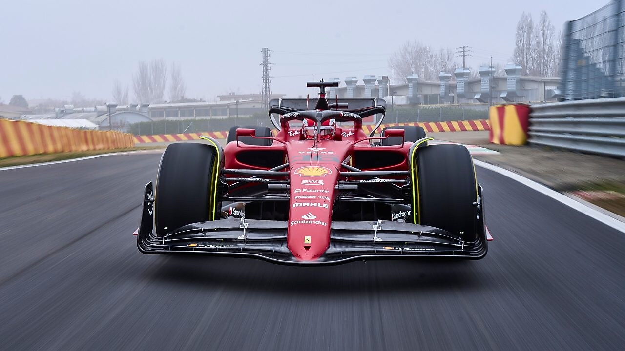 Coche de Ferrari en una carretera