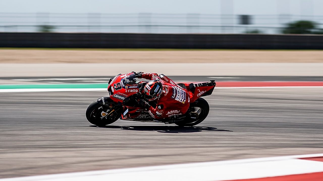Moto de Ducati en una carretera