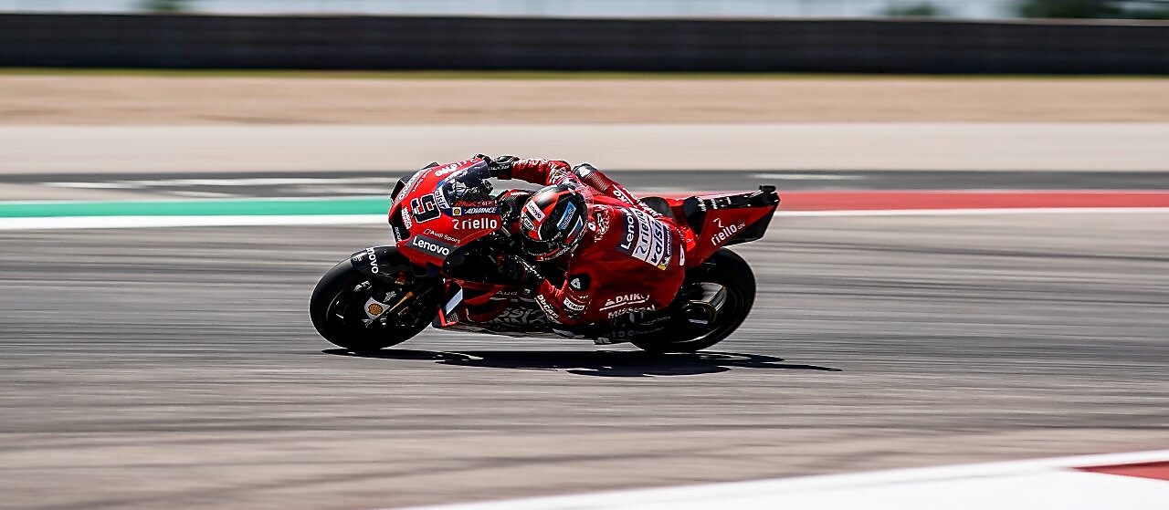 Moto de Ducati en una carretera