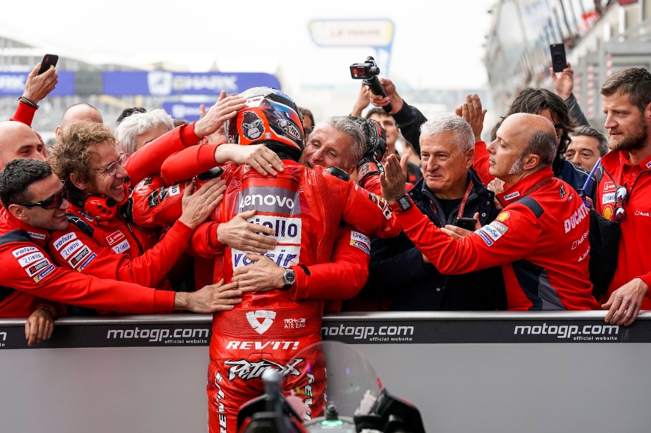 El piloto de Ducati abrazado por su equipo después de una carrera