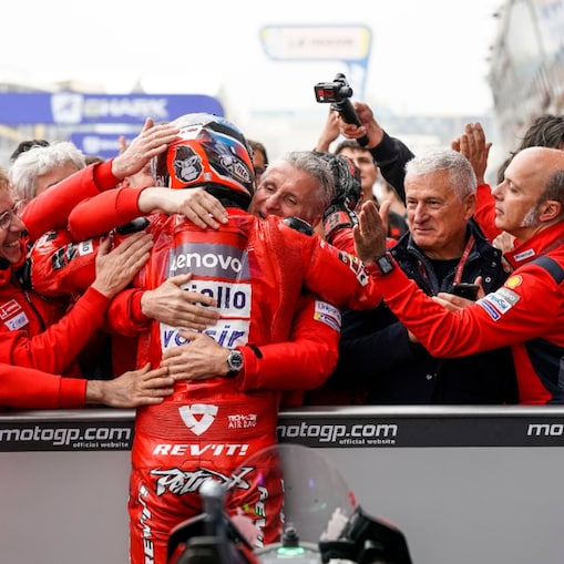 El piloto de Ducati abrazado por su equipo después de una carrera