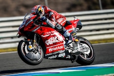 Moto de Ducati en una carretera