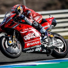 Moto de Ducati en una carretera