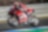 Moto de Ducati en una carretera