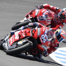 Dos motos de Ducati en una carretera
