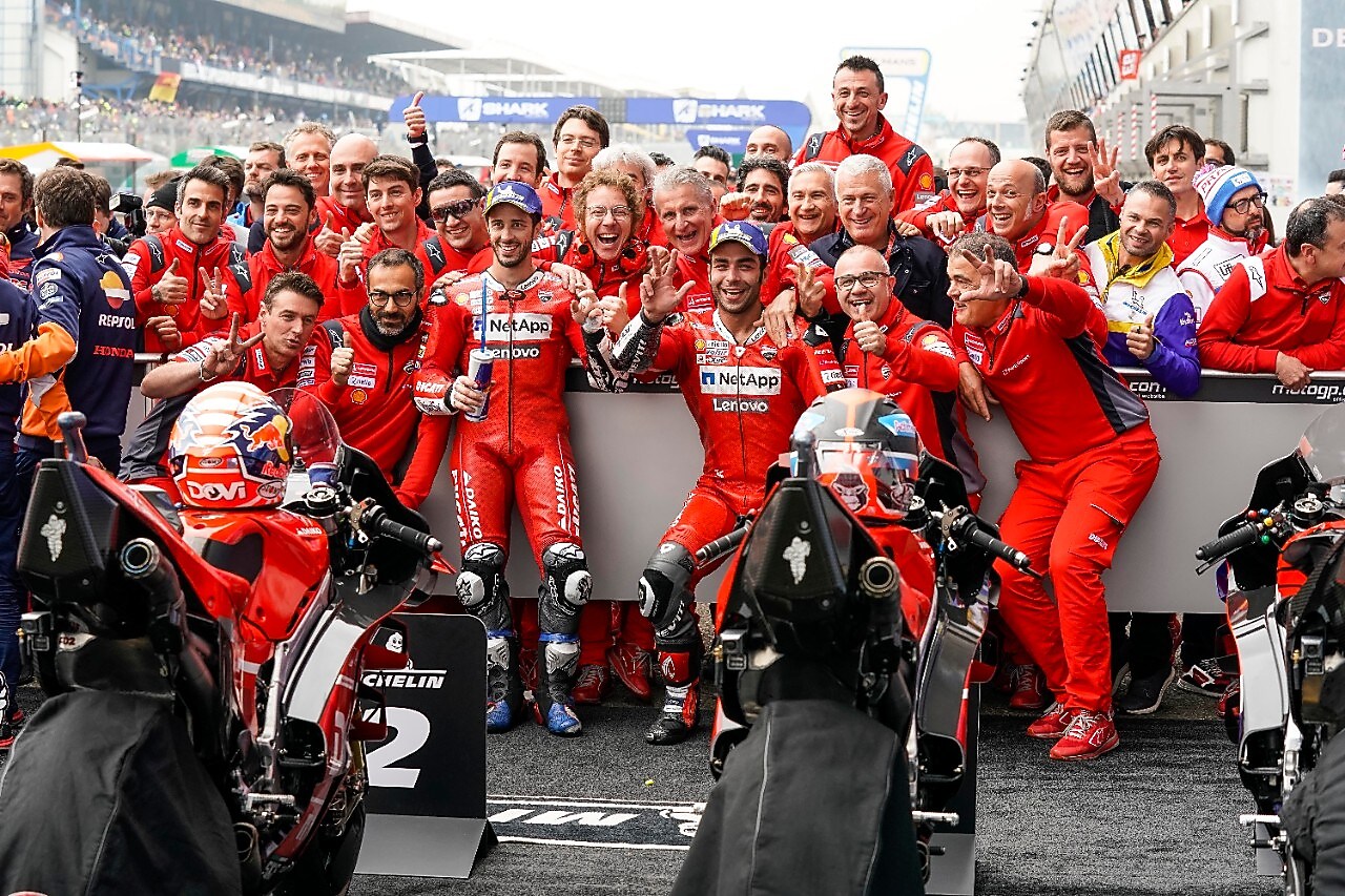 Equipo de Ducati sonrió para una foto después de una carrera