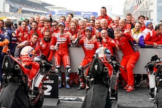Equipo de Ducati sonrió para una foto después de una carrera