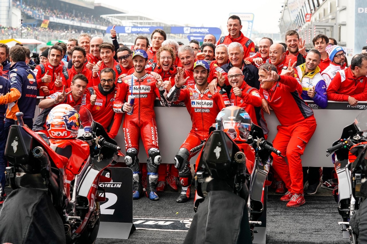 Equipo de Ducati sonrió para una foto después de una carrera