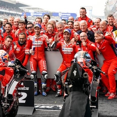 Equipo de Ducati sonrió para una foto después de una carrera