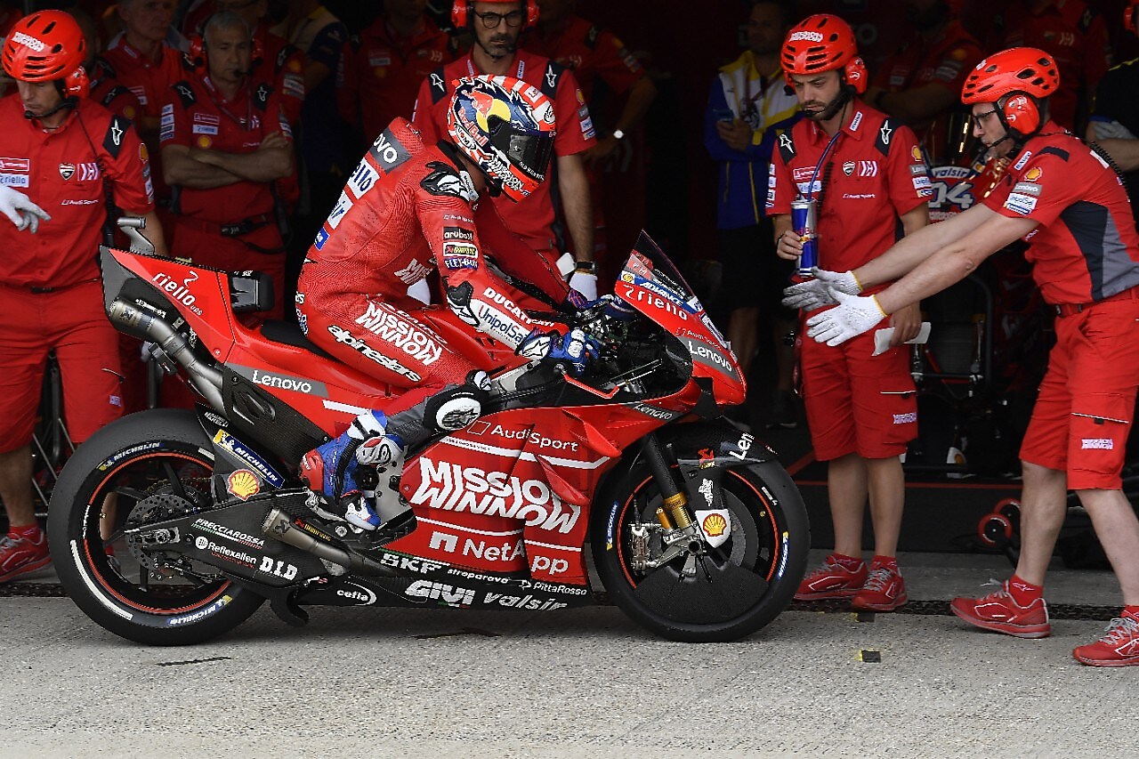Moto de Ducati estacionada en cuanto su equipo chequea