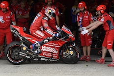 Moto de Ducati estacionada en cuanto su equipo chequea