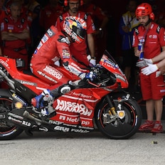 Moto de Ducati estacionada en cuanto su equipo chequea