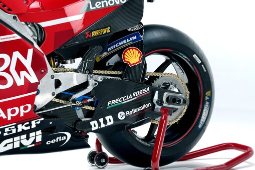 Marca Shell y un neumático de moto Ducati