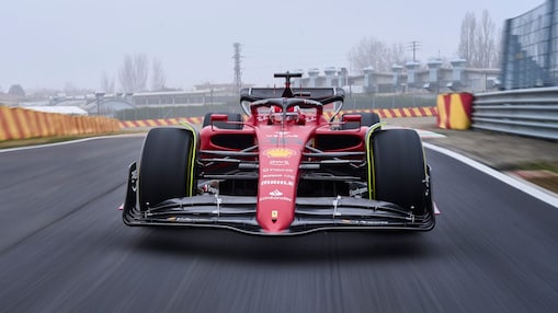 Coche de Ferrari en una carretera