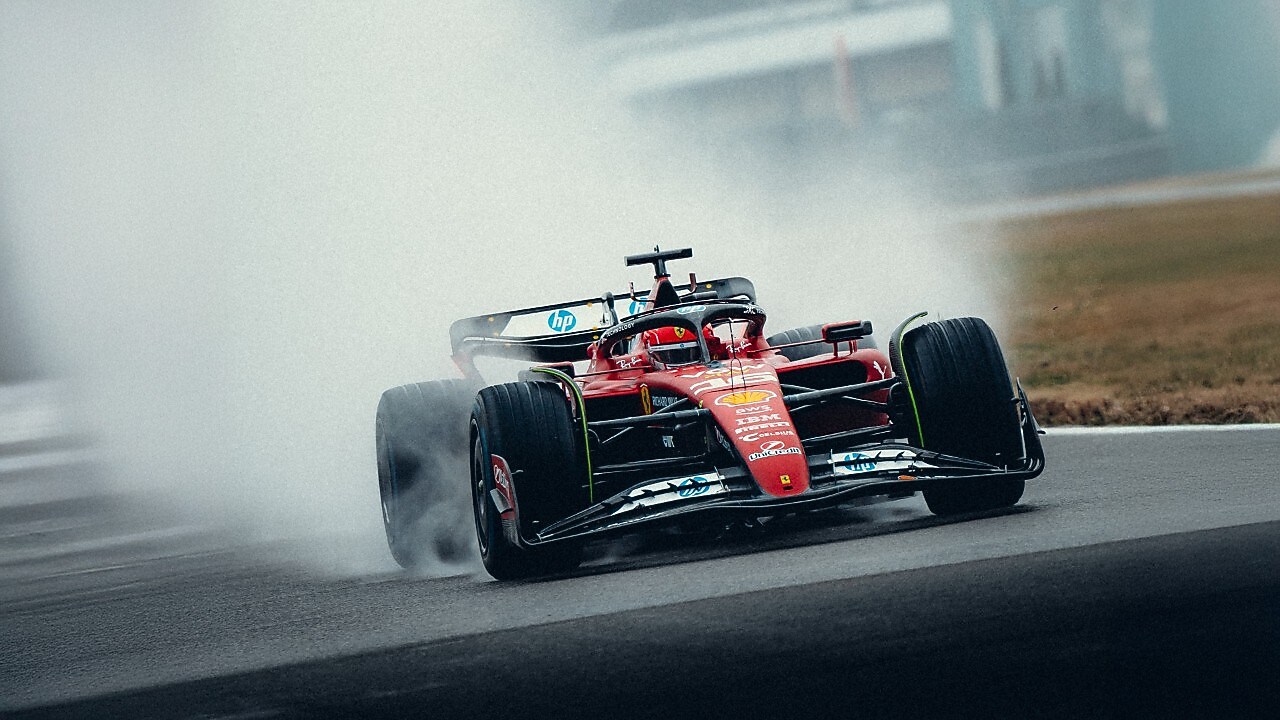 Foto aérea de coche de Ferrari en una carretera