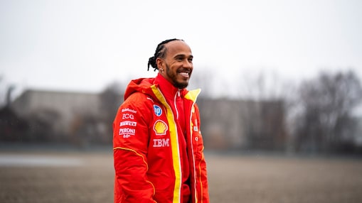 Carlos Sainz, hombre blanco con cabello castaño, y Charles Leclerc, hombre blanco con cabello castaño, en sus uniformes de Ferrari, tienen sus perfiles fotografiados en una estación de servicio de Shell