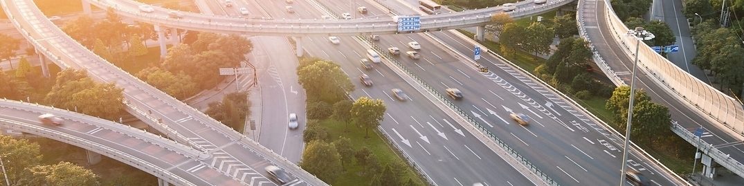 Vista aérea de avenidas con coches en movimiento