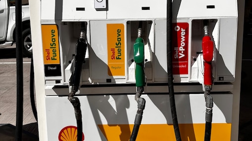 Coche gris estacionado em estación de servicio de Shell en que se lee “Shell FuelSave”