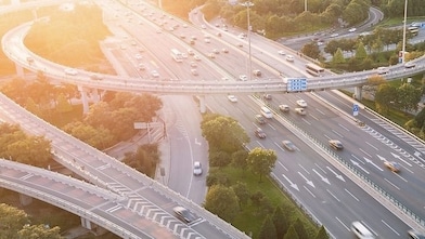 Visão aérea de avenidas com carros em movimento